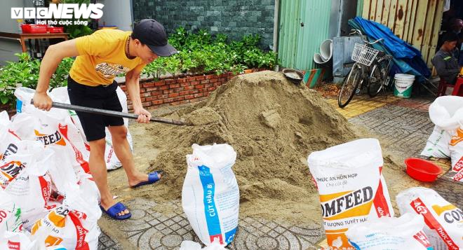 Ảnh: Cận cảnh người dân 5 tỉnh miền Trung gồng mình chạy bão số 5 - 15
