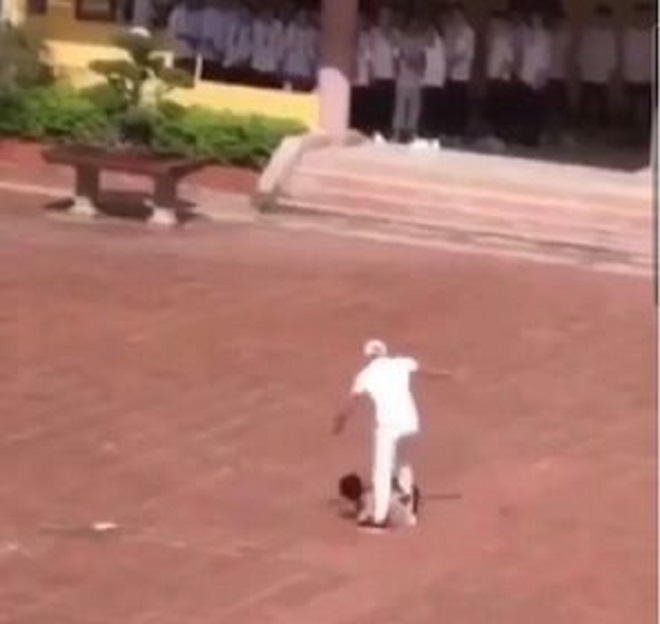 Tạm đình chỉ bảo vệ trường cấp 3 đánh người ngay sân trường - 1