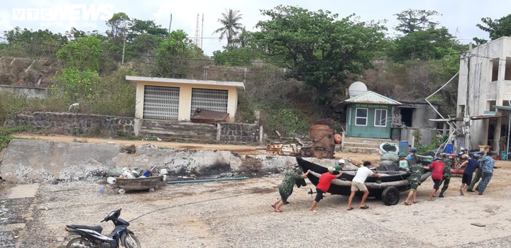 Ảnh: Lính biên phòng 'đảo ngọc' Quảng Trị đua thời gian giúp dân 'chạy' bão - 9