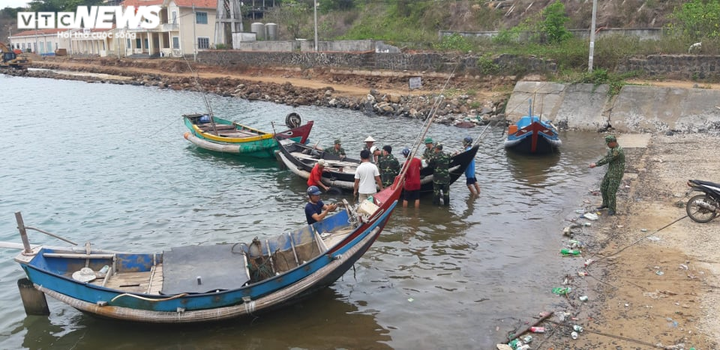 Ảnh: Lính biên phòng 'đảo ngọc' Quảng Trị đua thời gian giúp dân 'chạy' bão - 2