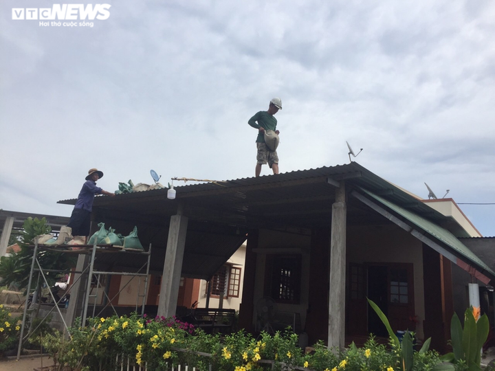 Ảnh: Lính biên phòng 'đảo ngọc' Quảng Trị đua thời gian giúp dân 'chạy' bão - 3