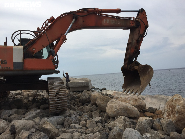 Ảnh: Lính biên phòng 'đảo ngọc' Quảng Trị đua thời gian giúp dân 'chạy' bão - 6