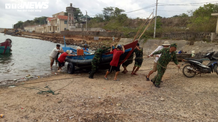 Ảnh: Lính biên phòng 'đảo ngọc' Quảng Trị đua thời gian giúp dân 'chạy' bão - 4