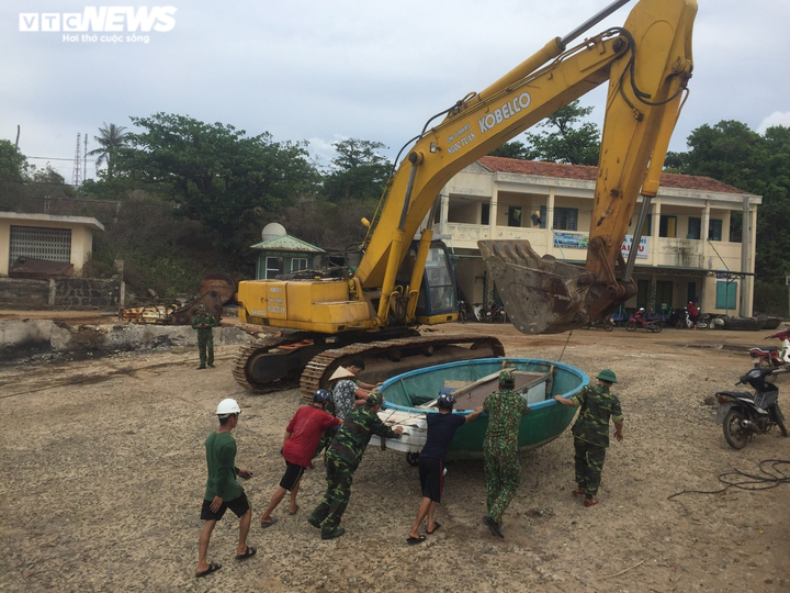 Ảnh: Lính biên phòng 'đảo ngọc' Quảng Trị đua thời gian giúp dân 'chạy' bão - 10