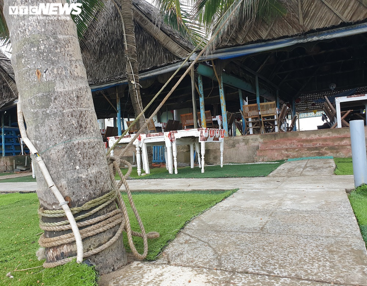 Bão số 5 sắp đổ bộ, dân Quảng Nam giăng dây chằng chịt giữ nhà hàng ven biển - 7