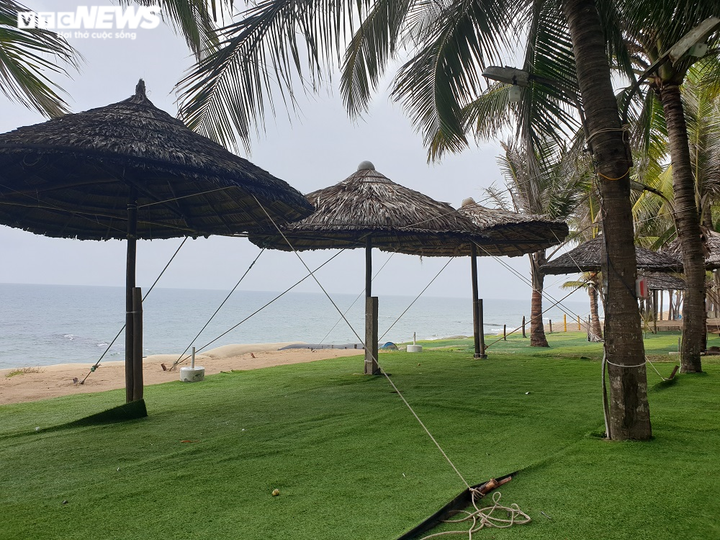 Bão số 5 sắp đổ bộ, dân Quảng Nam giăng dây chằng chịt giữ nhà hàng ven biển - 8