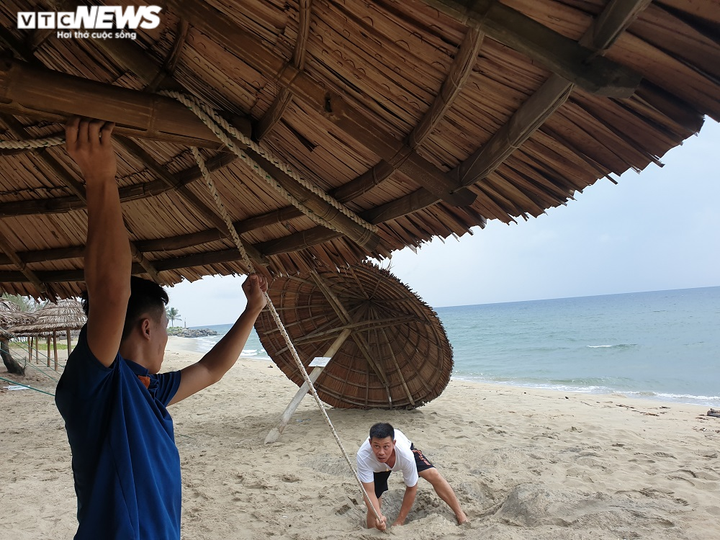 Bão số 5 sắp đổ bộ, dân Quảng Nam giăng dây chằng chịt giữ nhà hàng ven biển - 9