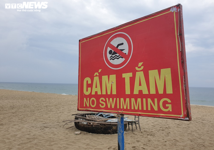 Bão số 5 sắp đổ bộ, dân Quảng Nam giăng dây chằng chịt giữ nhà hàng ven biển - 3