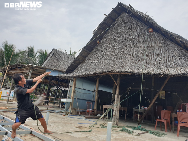 Bão số 5 sắp đổ bộ, dân Quảng Nam giăng dây chằng chịt giữ nhà hàng ven biển - 4