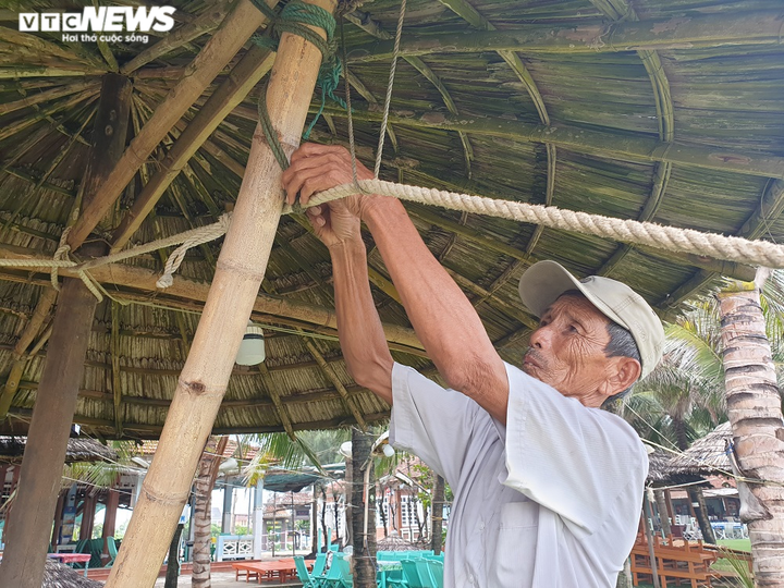 Bão số 5 sắp đổ bộ, dân Quảng Nam giăng dây chằng chịt giữ nhà hàng ven biển - 5