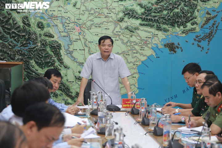 Bão số 5 tăng tốc, nguy cơ đổ bộ vào đất liền các tỉnh miền Trung sáng mai - 2