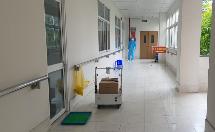 Thầy giáo ở miền Tây chế tạo robot phục vụ trong khu điều trị COVID-19 - 3