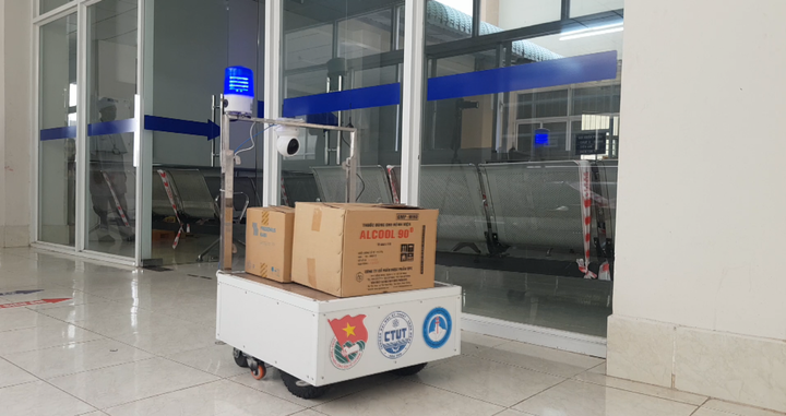 Thầy giáo ở miền Tây chế tạo robot phục vụ trong khu điều trị COVID-19 - 1