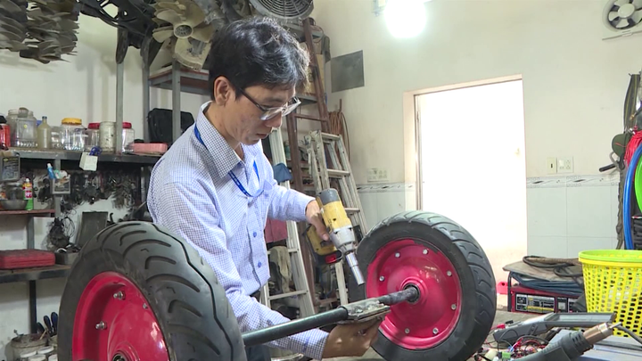 Thầy giáo ở miền Tây chế tạo robot phục vụ trong khu điều trị COVID-19 - 4