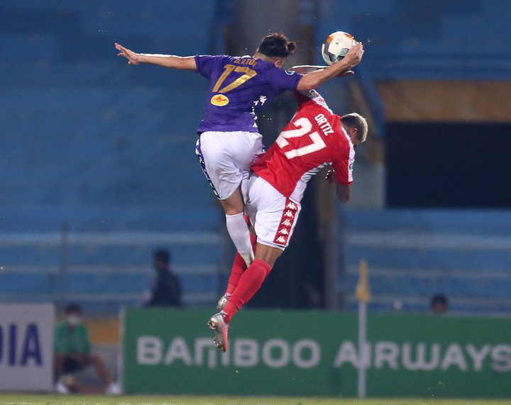 Ngoại binh triệu USD của TP.HCM chơi thế nào trong ngày ra mắt bóng đá Việt Nam? - 1