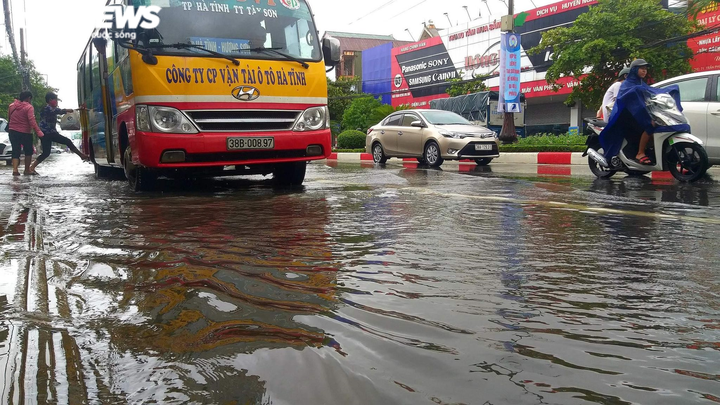 Ảnh: Mưa lớn, đường phố Hà Tĩnh biến thành sông - 7