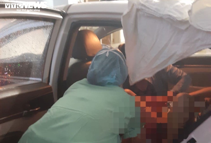 Nữ tài xế taxi giúp sản phụ 'vượt cạn' trên xe thành công lúc trời mưa bão - 1