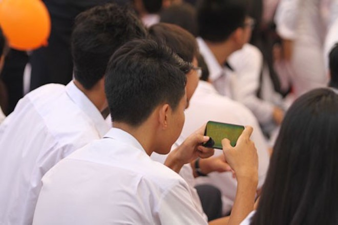 Học sinh cấp 2, cấp 3 được sử dụng điện thoại trong lớp để phục vụ học tập - 1