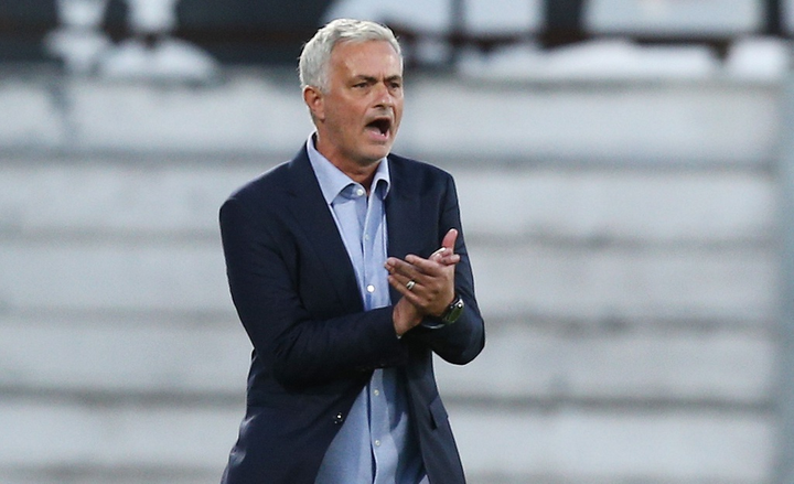 Europa League: Mourinho và học trò chật vật thắng đội bóng chỉ còn 9 cầu thủ - 1