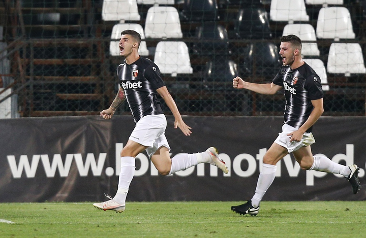 Europa League: Mourinho và học trò chật vật thắng đội bóng chỉ còn 9 cầu thủ - 7