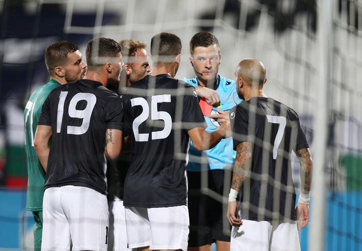 Europa League: Mourinho và học trò chật vật thắng đội bóng chỉ còn 9 cầu thủ - 8