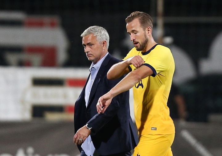 Europa League: Mourinho và học trò chật vật thắng đội bóng chỉ còn 9 cầu thủ - 11