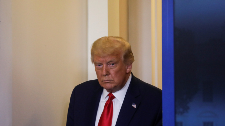 Tổng thống Trump buồn phiền vì mất hết bạn - 1