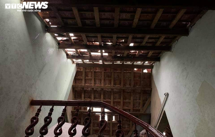 Gió bão quật đổ hàng loạt biển quảng cáo ki ốt ven biển Hà Tĩnh - 5