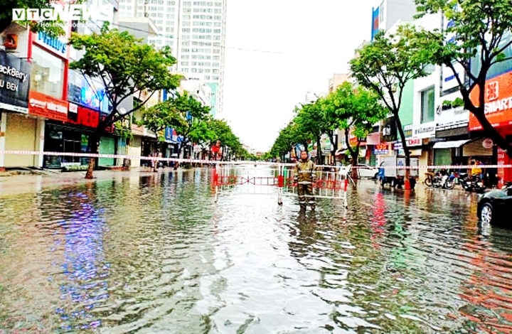  Bão số 5 đổ bộ, nhiều tuyến đường Đà Nẵng thành sông, cây ngã rạp - 2