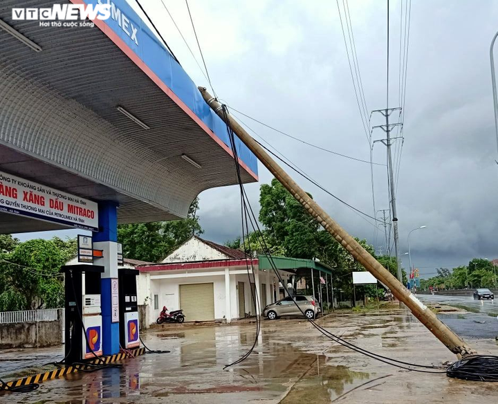 Gió bão quật đổ hàng loạt biển quảng cáo ki ốt ven biển Hà Tĩnh - 1