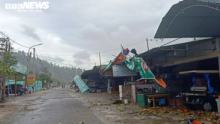Gió bão quật đổ hàng loạt biển quảng cáo ki ốt ven biển Hà Tĩnh - 2
