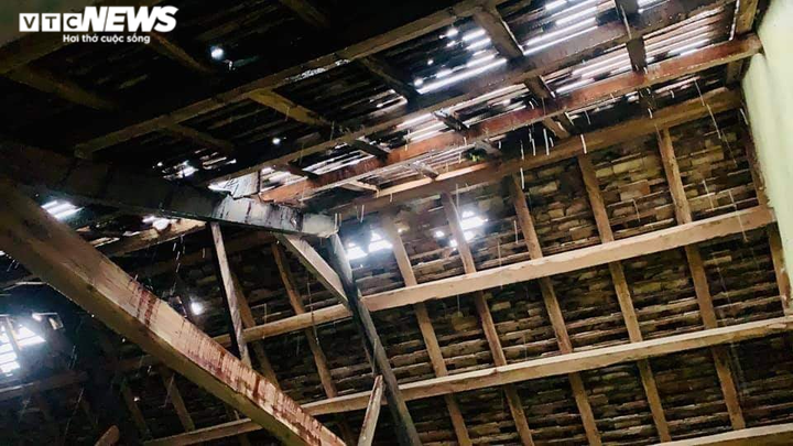 Gió bão quật đổ hàng loạt biển quảng cáo ki ốt ven biển Hà Tĩnh - 6