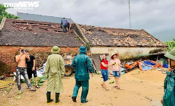 Gió bão quật đổ hàng loạt biển quảng cáo ki ốt ven biển Hà Tĩnh - 7