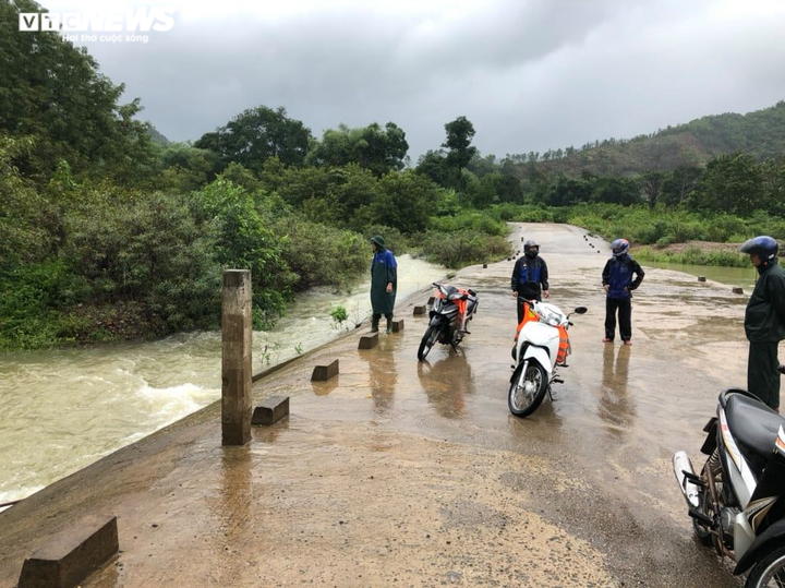 Quảng Trị: Mưa lớn gây chia cắt nhiều nơi, thuỷ điện xả lũ khẩn cấp - 3