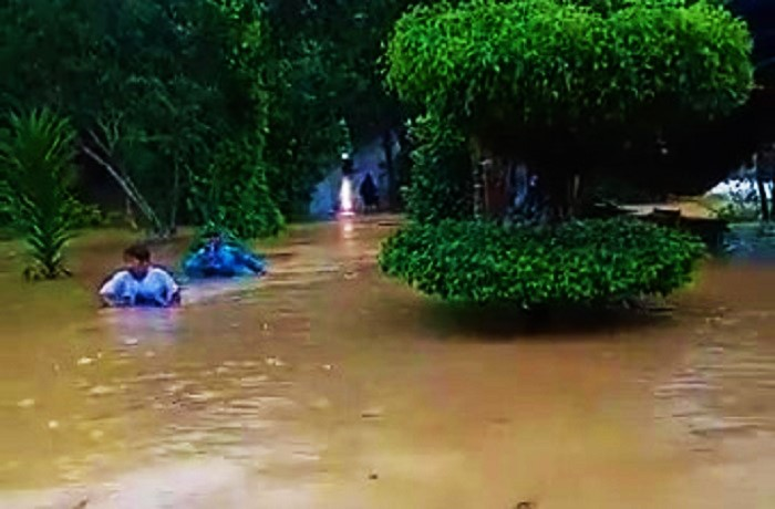 Lũ quét gây ngập sâu 1-2m ở ngôi làng vùng cao Quảng Nam - 1