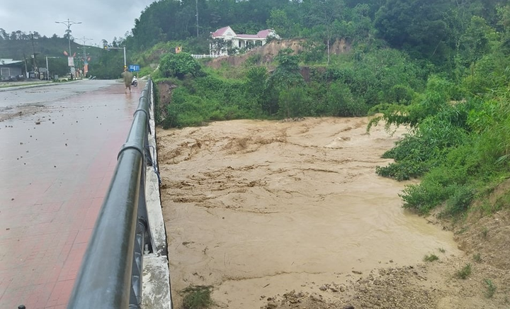Lũ quét gây ngập sâu 1-2m ở ngôi làng vùng cao Quảng Nam - 2