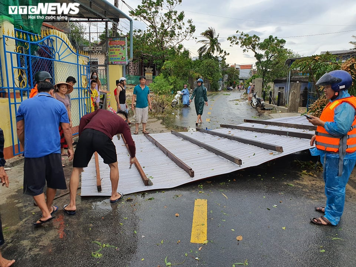 Bão số 5 quét qua Huế: Quật cây xanh bật gốc nằm la liệt, cuốn phăng mái nhà dân - 2