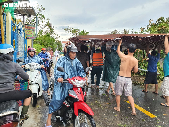 Bão số 5 quét qua Huế: Quật cây xanh bật gốc nằm la liệt, cuốn phăng mái nhà dân - 6