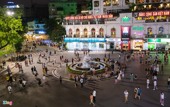 Giới trẻ chen chúc ở phố Tạ Hiện ngày đầu hoạt động trở lại - 1