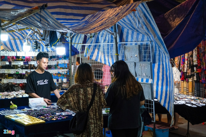 Giới trẻ chen chúc ở phố Tạ Hiện ngày đầu hoạt động trở lại - 10