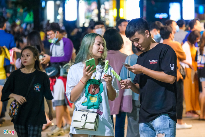 Giới trẻ chen chúc ở phố Tạ Hiện ngày đầu hoạt động trở lại - 11