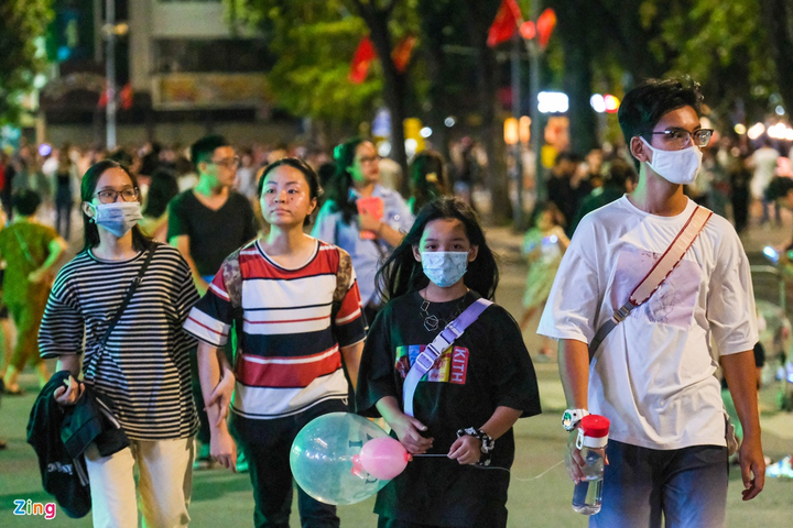 Giới trẻ chen chúc ở phố Tạ Hiện ngày đầu hoạt động trở lại - 12