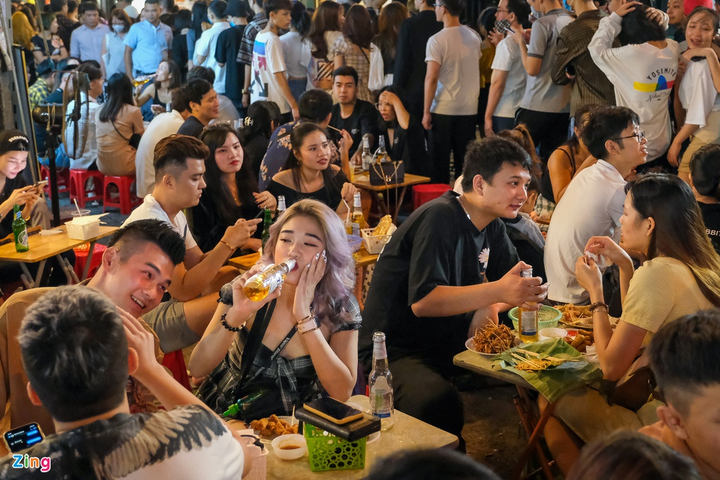 Giới trẻ chen chúc ở phố Tạ Hiện ngày đầu hoạt động trở lại - 2