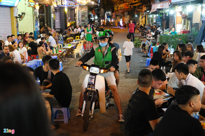 Giới trẻ chen chúc ở phố Tạ Hiện ngày đầu hoạt động trở lại - 3