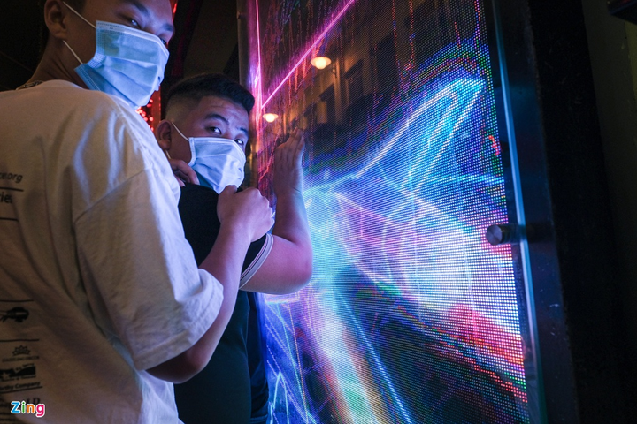 Giới trẻ chen chúc ở phố Tạ Hiện ngày đầu hoạt động trở lại - 5