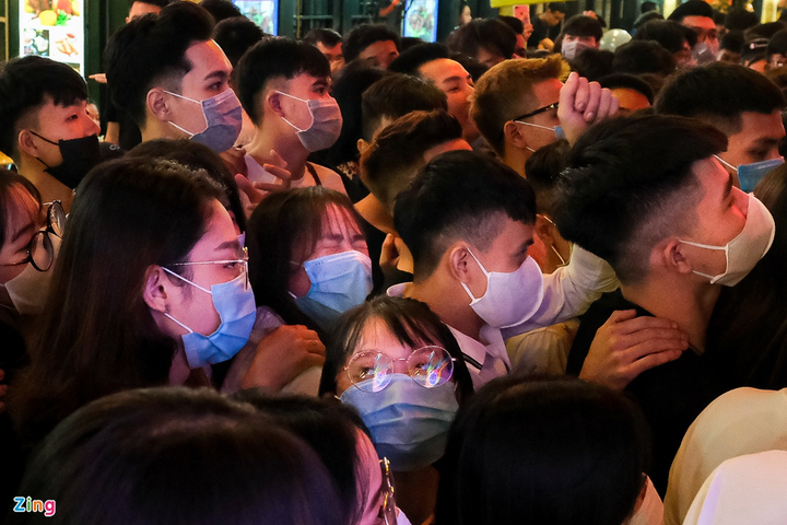Giới trẻ chen chúc ở phố Tạ Hiện ngày đầu hoạt động trở lại - 6