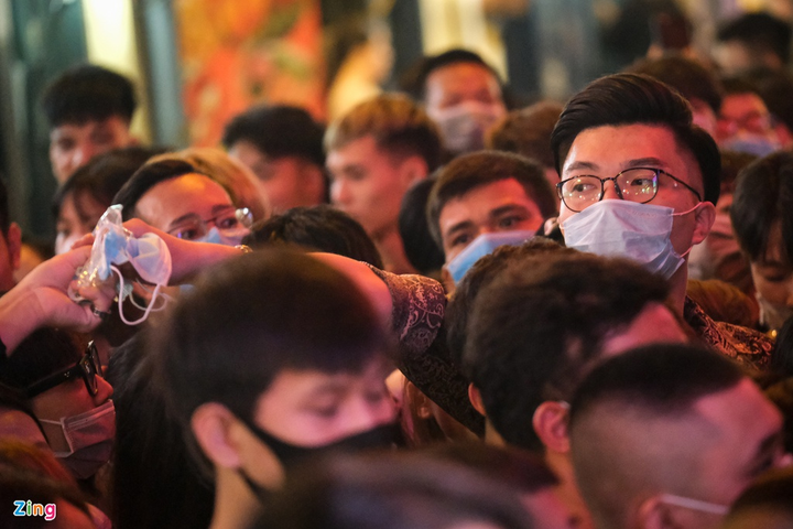 Giới trẻ chen chúc ở phố Tạ Hiện ngày đầu hoạt động trở lại - 7