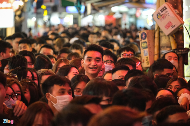 Giới trẻ chen chúc ở phố Tạ Hiện ngày đầu hoạt động trở lại - 8