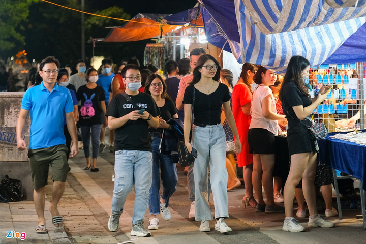 Giới trẻ chen chúc ở phố Tạ Hiện ngày đầu hoạt động trở lại - 9