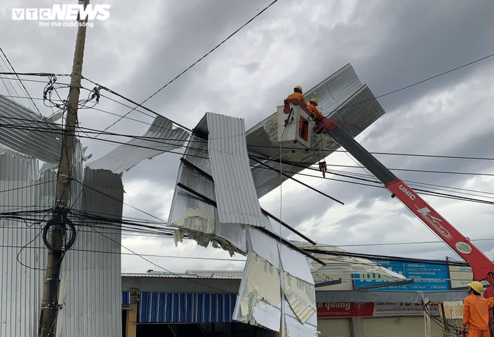 Quảng Trị - Huế tan hoang sau bão số 5, quân dân chung tay khắc phục - 11